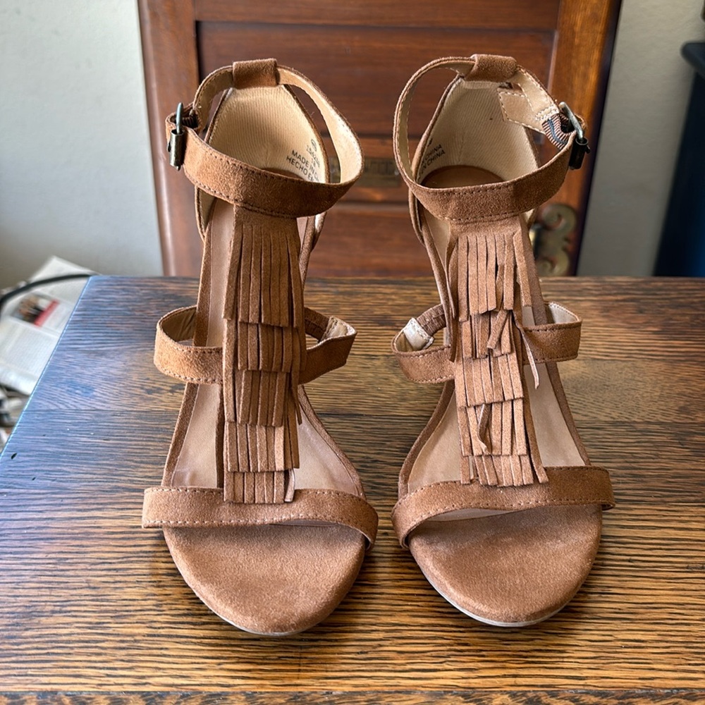 Christian Siriano brown fringed heeled sandal size 6.5